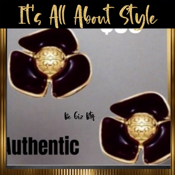 Tory Burch Jewelry - 🆕 Tory Burch Authentic Small Black Resin Fleur & Gold Tone Logo Stud Earrings
